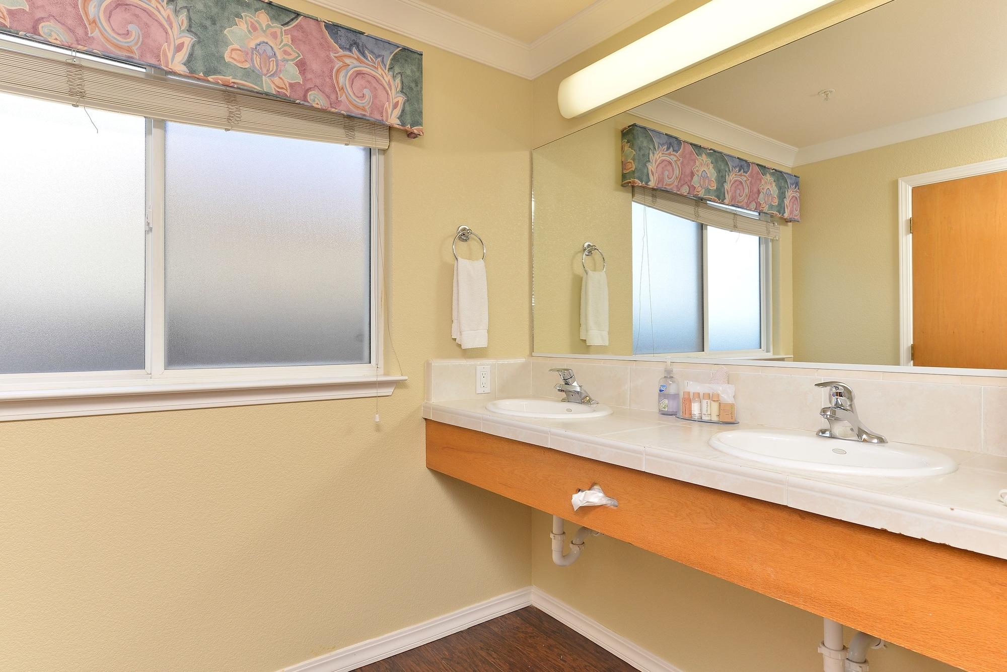 Cayucos Beach Inn 2*